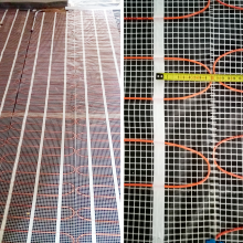 This photo shows non-compliance with the minimum distance between heating cables. Cables must not be close together so as to prevent their long-term overheating. There must be a gap of at least 3 cm between heating cables. In this case, the tops of the heating loops on the mat are only 0.5 cm apart, and yet it would be enough to simply move one strip of the heating mat by approx. 5-6 cm, so that the tops of the loops were not directly opposite each other.