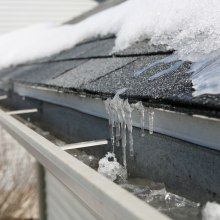L’hiver  présente pour beaucoup de bâtiments une grande charge, parce que la glace s’accumule dans les descentes de l’eau pluviale et dans les gouttières.